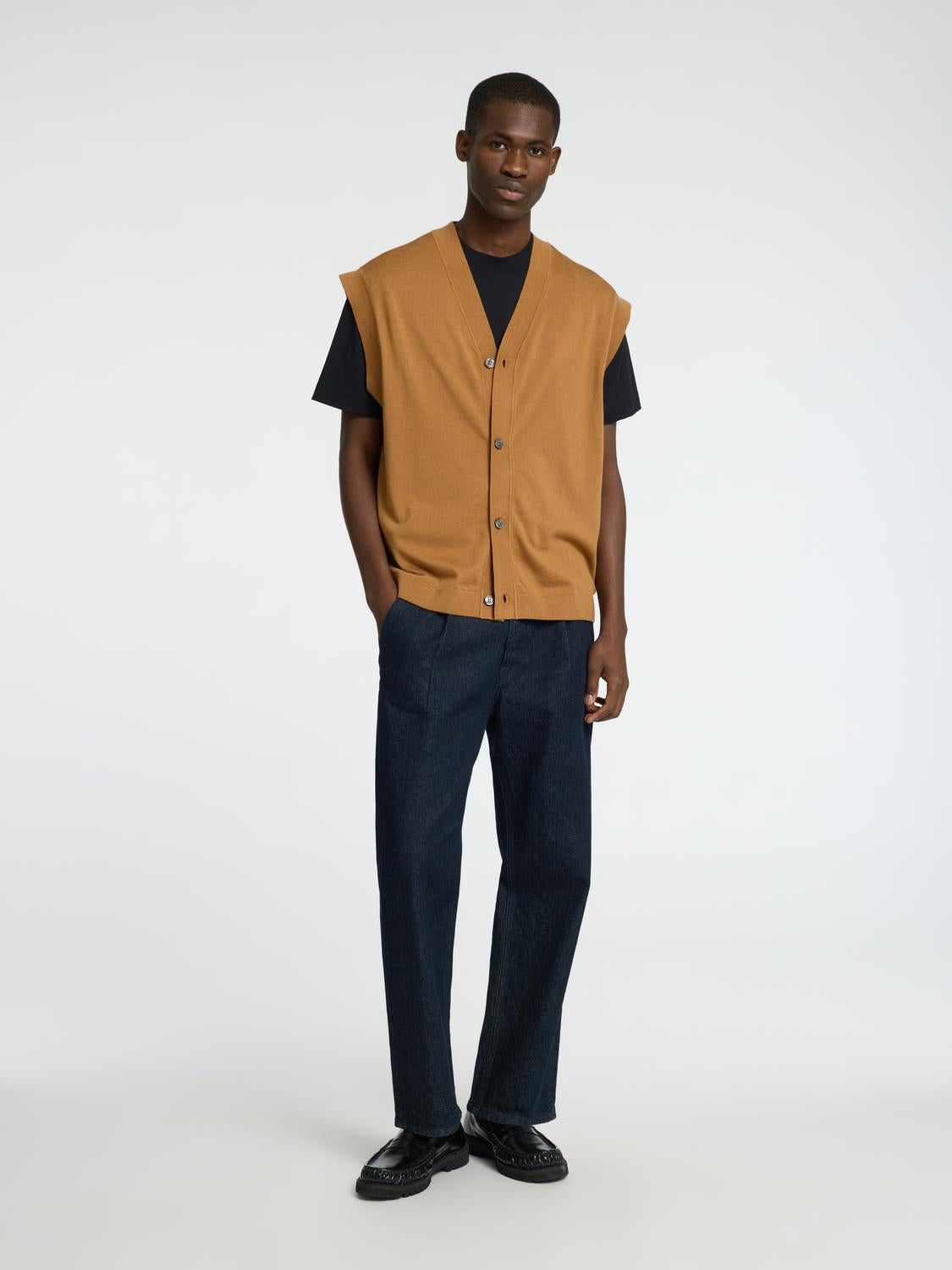 model_shot-front_full